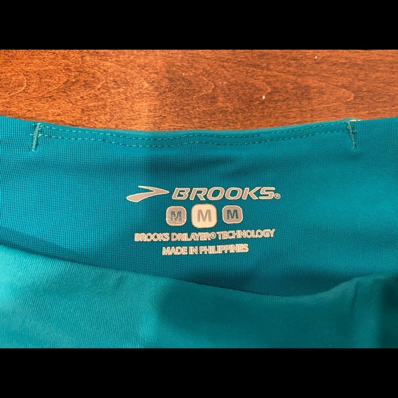 Brooks split side shorts - Picture 2 of 5